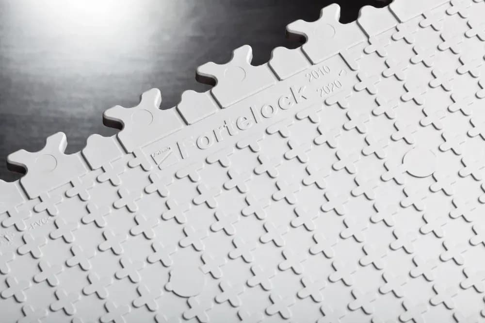 Schnell verlegbare Bodenplatten für Werkstätten in Deutschland