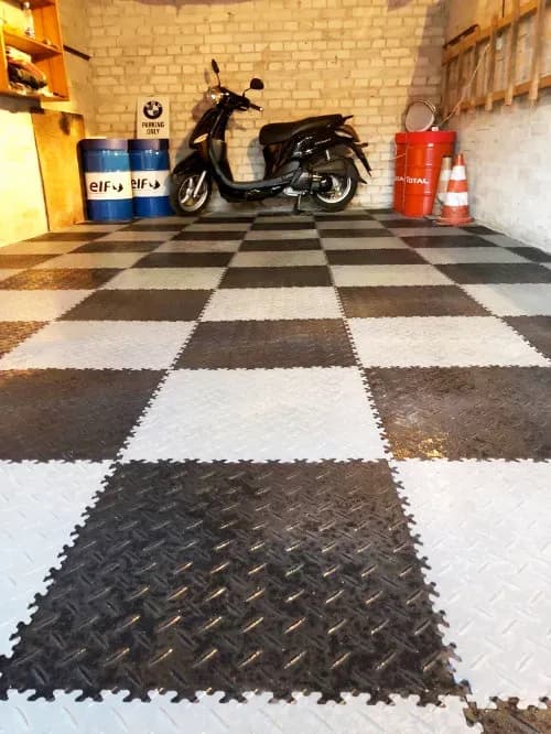 Pflegeleichter PVC-Boden für Werkstätten